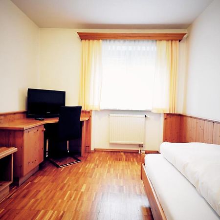 ホテル Gruener Baum Garni クルムバハ エクステリア 写真
